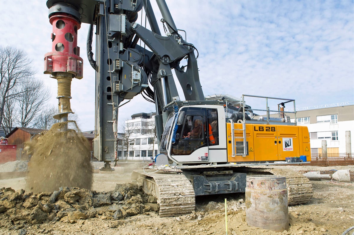 Pile boring machine